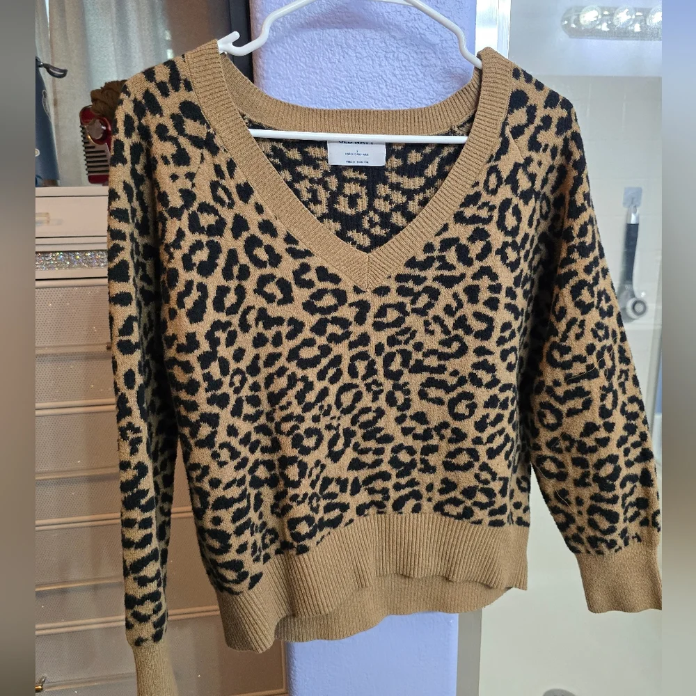 Leopard Print V-Neck Sweater - Picture 4 of 7